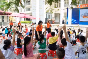 Cô trò trường Tiểu học Yên Hòa hân hoan khai mạc CLB hè.