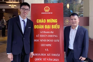 Thầy giáo Nguyễn Văn Đóa (bên phải) cùng với học trò.