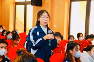 Sinh viên Trường Đại học Tài nguyên và Môi trường Hà Nội tham gia hoạt động ngoại khóa.