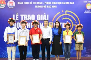 Phó Chủ tịch UBND TP Bắc Ninh Nguyễn Văn Hiếu (thứ 4 từ trái qua) và Bí thư Thành Đoàn Bắc Ninh Trần Thu Hà (thứ 3 từ phải qua) trao giải Nhất cho các thí sinh.