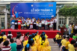 Trao quà cho học sinh tại lễ hội.