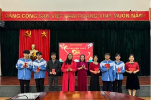 Tặng lì xì may mắn đầu năm cho một số đại diện học sinh dự thi vòng 2.