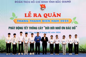 Tặng quà cho học sinh.