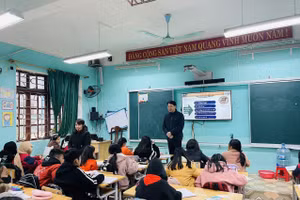 Ông Đỗ Văn Quý - Trưởng phòng GD&ĐT TP Bắc Giang kiểm tra, động viên học sinh phòng chống rét sáng 23/1.