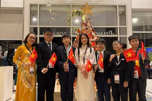 Minh Quân (đứng thứ 3 từ phải sang) trong chuyến đi thi tại Philippines.