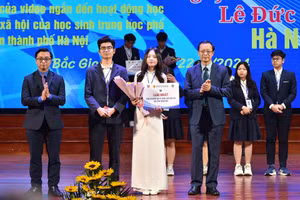 Thứ trưởng Bộ GD&ĐT Phạm Ngọc Thưởng (bên phải) trao giải Nhất. 