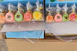 Hình ảnh kẹo mút lực lượng chức năng phát hiện thu giữ. 