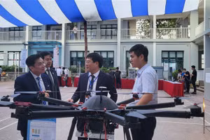 Đại biểu tham quan mô hình "Máy bay không người lái phun lửa đốt rác trên đường dây cao thế" tại Triển lãm “EPU’S Campus Techshow.