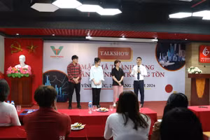 TS Nguyễn Quốc Huy - chuyên gia tài chính, bất động sản và chứng khoán - Chủ tịch Gooroo Group chia sẻ với sinh viên.