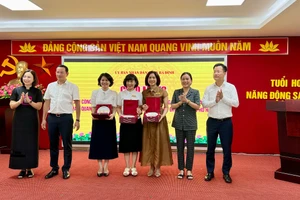 Đại diện 2 đơn vị trao quà kỷ niệm cho các trường học khi tới thăm quan.