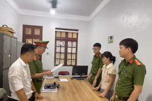 Cơ quan điều tra tống đạt các Quyết định, lệnh đối với bị can Vũ Thị Hải Truyền.