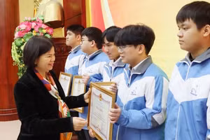 Chủ tịch UBND tỉnh Bắc Ninh - Nguyễn Hương Giang trao Bằng khen cho các em học sinh.