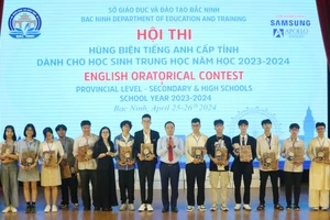 Ban tổ chức Hội thi trao quà lưu niệm và động viên các thí sinh.