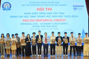 Ban tổ chức Hội thi trao quà lưu niệm và động viên các thí sinh.