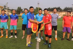 Đội trưởng hai đội bóng trao cờ lưu niệm.