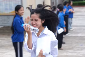 Thí sinh hân hoan sau bài thi môn Ngữ văn.