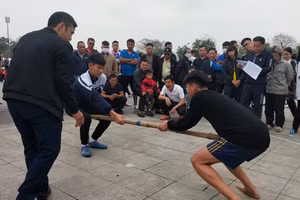 Vận động viên là các em học sinh tham gia thi đấu.