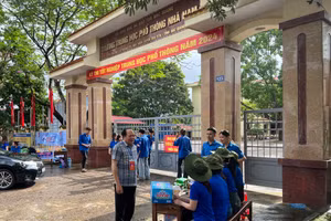 Giám đốc Sở GD&ĐT Bắc Giang kiểm tra công tác thi và động viên đội hình Tiếp sức mùa thi.