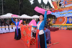 Khai hội Chùa Hương sáng 15/2.