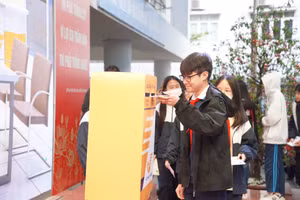 Học sinh trường THCS Phan Chu Trinh gửi thư ngay tại khuôn viên trường.