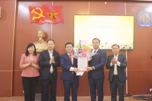 Lãnh đạo Sở GDĐT, Sở Nội vụ trao quyết định và tặng hoa chúc mừng tân Giám đốc Trung tâm GDTX thị xã Thuận Thành. 