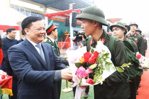 Bí thư Thành ủy Hà Nội - Đinh Tiến Dũng động viên các tân binh. (Ảnh: HNM)