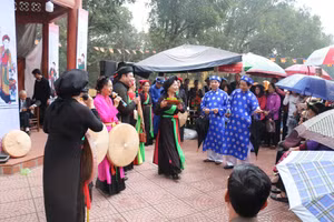 Các liền anh, liền chị hát đối giao duyên tại hội Lim.