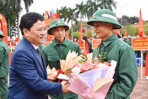 Bí thư Tỉnh ủy Bắc Ninh - Nguyễn Anh Tuấn động viên tân binh huyện Gia Bình.