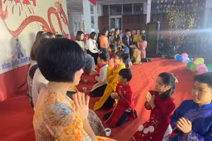 Học sinh dâng trà tri ân và mừng tuổi bậc sinh thành tại Tết hạnh phúc.