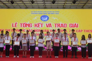 Phó Chủ tịch UBND quận Ba Đình - Phạm Thị Diễm (bên trái ngoài cùng) và TS. Lê Đức Thuận trao giải cho học sinh.