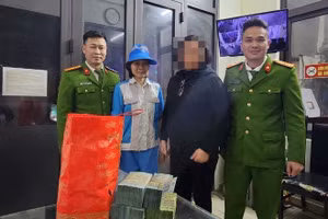 Gia đình ông H nhận lại số tiền sơ ý đem đi đổ vào thùng rác.