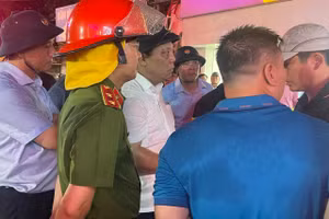 Lãnh đạo Công an TP Hà Nội chỉ đạo công tác cứu hộ, cứu nạn tại hiện trường.