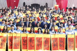 Đại diện lãnh đạo tỉnh, Sở GD&ĐT động viên các đội tuyển tham dự kỳ thi.