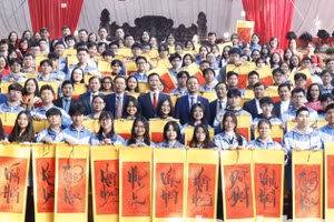 Đại diện lãnh đạo tỉnh, Sở GD&ĐT động viên các đội tuyển tham dự kỳ thi.