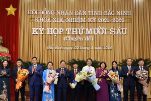 Lãnh đạo tỉnh Bắc Ninh tặng hoa chúc mừng các cán bộ được miễn nhiệm và bầu bổ sung.