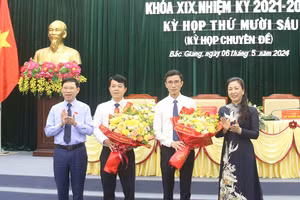 Bà Lê Thị Thu Hồng (phải) và ông Lê Ánh Dương chúc mừng các cán bộ vừa được bầu là Ủy viên UBND tỉnh. (Ảnh: BBG)