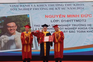 PGS.TS Vũ Đình Ngọ - Chủ tịch Hội đồng trường (bên trái) và PGS.TS Đinh Văn Châu - Hiệu trưởng trường Đại học Điện lực trao bằng tốt nghiệp và chúc mừng thủ khoa Nguyễn Minh Đức.