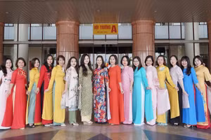 Phụ nữ Sở TT&TT Bắc Ninh duyên dáng với áo dài truyền thống.