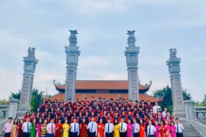 Lãnh đạo Phòng GDĐT TP Bắc Giang chụp ảnh lưu niệm cùng giáo viên, học sinh tham dự kì thi chọn HSG năm học 2023 - 2024.