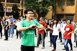 Giới trẻ đang thịnh hành với mốt tỏ tình “công phu” bằng một màn nhảy flashmob của các chàng. Ảnh minh họa