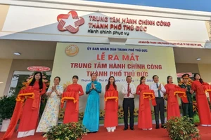 Lãnh đạo UBND TPHCM và TP Thủ Đức cắt băng khánh thành Trung tâm Hành chính công.