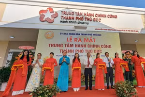 Lãnh đạo UBND TPHCM và TP Thủ Đức cắt băng khánh thành Trung tâm Hành chính công.