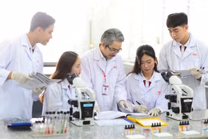 Sinh viên khối ngành sức khỏe của HIU trong một giờ học.