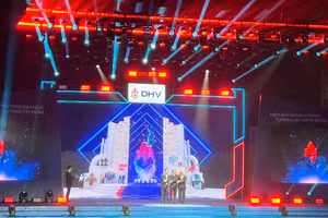 Trường ĐH Hùng Vương TPHCM ra mắt bộ nhận diện thương hiệu mới. 