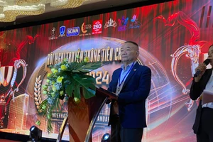 Th.S Hoàng Quốc Long, Hiệu trưởng Trường Trung cấp Nguyễn Tất Thành phát biểu tại hội thi. 