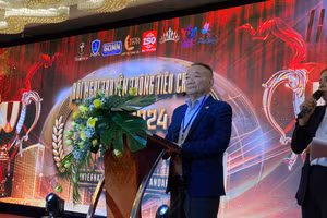 Th.S Hoàng Quốc Long, Hiệu trưởng Trường Trung cấp Nguyễn Tất Thành phát biểu tại hội thi. 