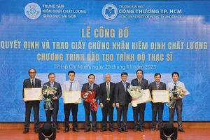 Đại diện các khoa, ngành đạt chuẩn kiểm định chất lượng đón nhận Giấy chứng nhận từ Trung tâm kiểm định Chất lượng Giáo dục Sài Gòn.