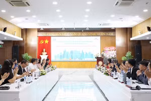 Các chuyên gia tham dự hội thảo quốc tế “Chính sách và pháp luật về dự án công trình xanh ở Việt Nam và một số quốc gia” tại ĐH Luật TPHCM, ngày 10/4. (Ảnh: HCMULAW)