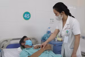 Bác sĩ thăm khám cho bệnh nhân trước khi xuất viện. (Ảnh: BVCC)