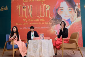 Họa sĩ Lilywiu giao lưu với độc giả tại buổi ra mắt ở Đường Sách TPHCM ngày 10/3. (Ảnh: Wing Books).